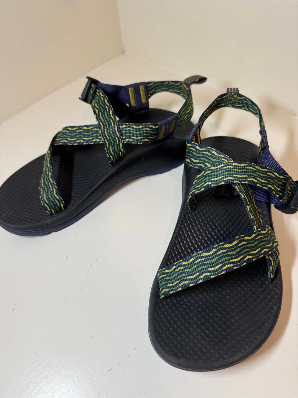 Chaco’s size 4 girls’ blue sandals.
